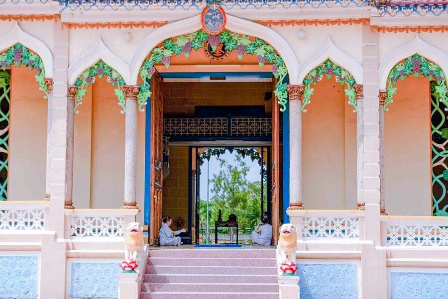 Learn Cao Dai Holy See’s culture with expert guidance